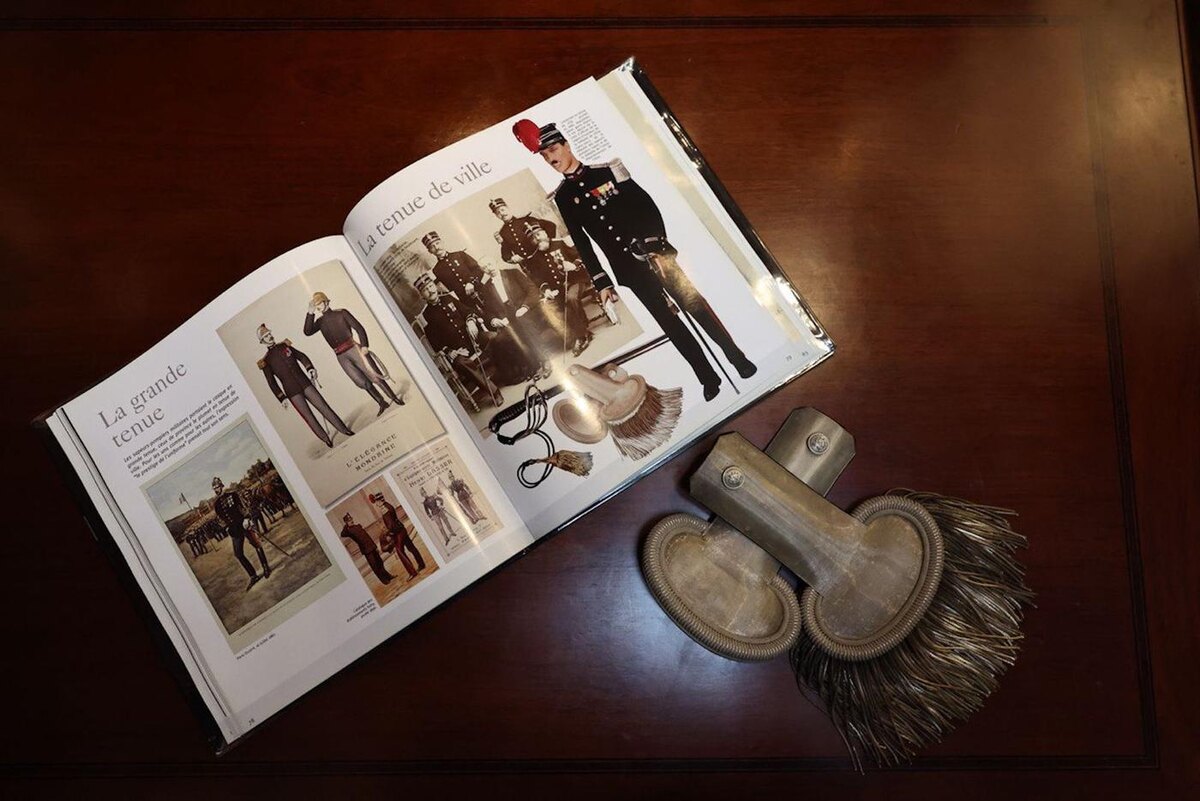 Увесистый экспонат – погоны младшего офицера пожарной службы Франции 19 века из серебра и их изображение в лучшем пожарном каталоге мира.  Елена Купцова 