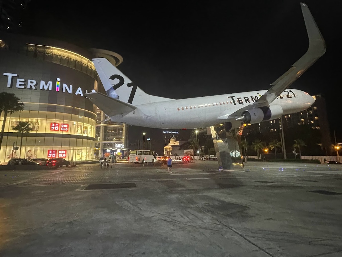 Саолет у входа в ТЦ