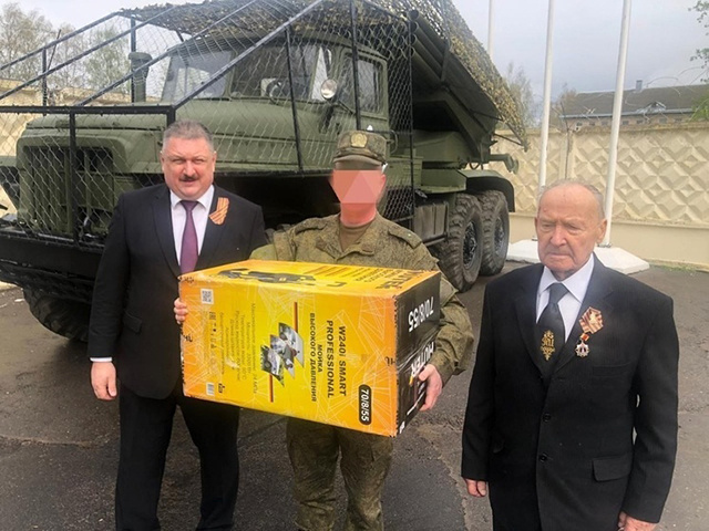 Администрация Андреапольского округа передала посылку тверским ракетчикам