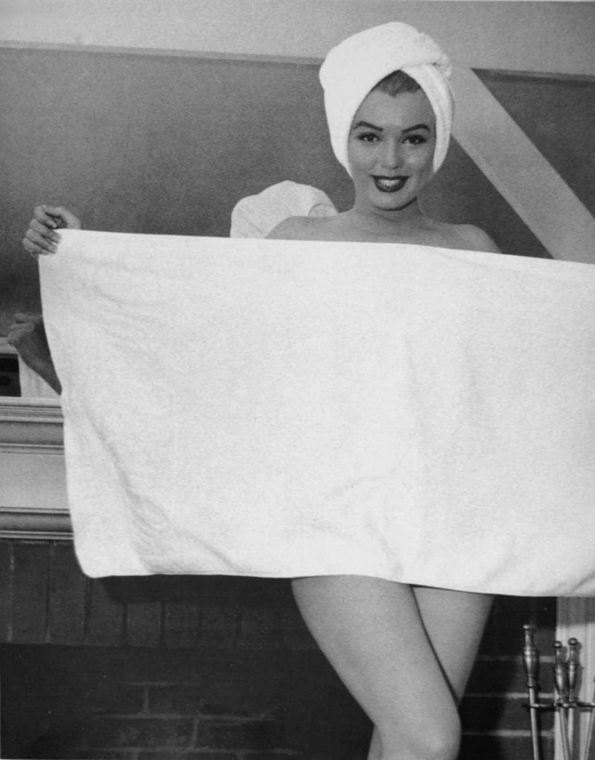 ФОТО КИНОАКТРИСЫ МЭРИЛИН МОНРО  ОТ МАСТЕРА ФОТОГРАФИИ В ЖАНРЕ " НЮ " АНДРЕ ДЕ ДЬЕНЕСА / André de Dienes ( 1913 - 1985 ) США