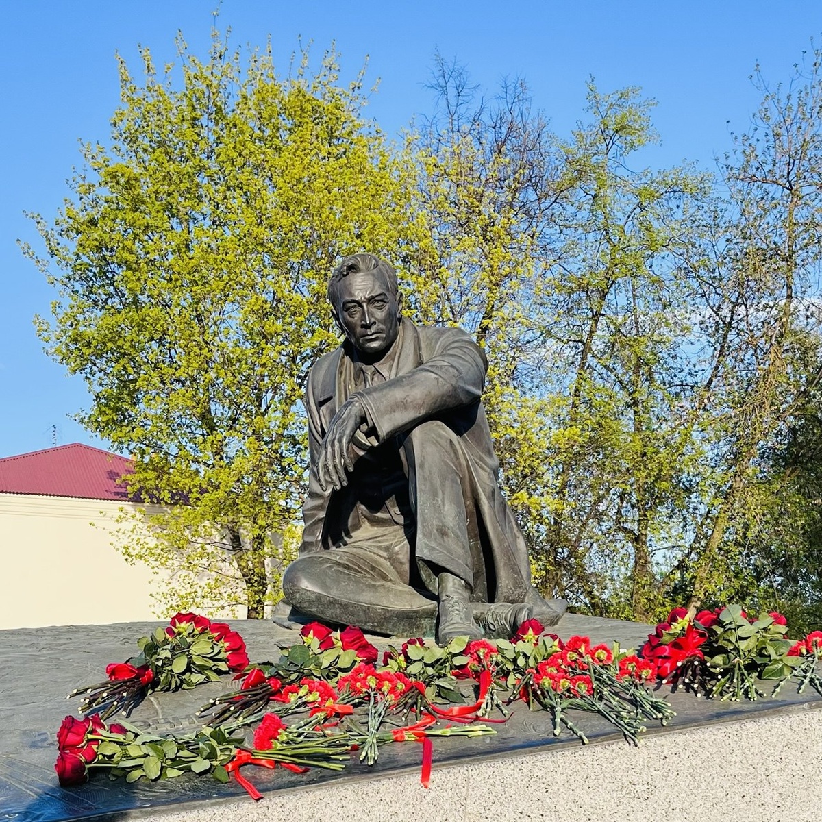 Памятник Вячеславу Тихонову в день открытия 9-го Международного кинофестиваля «17 мгновений» 24.04.2025