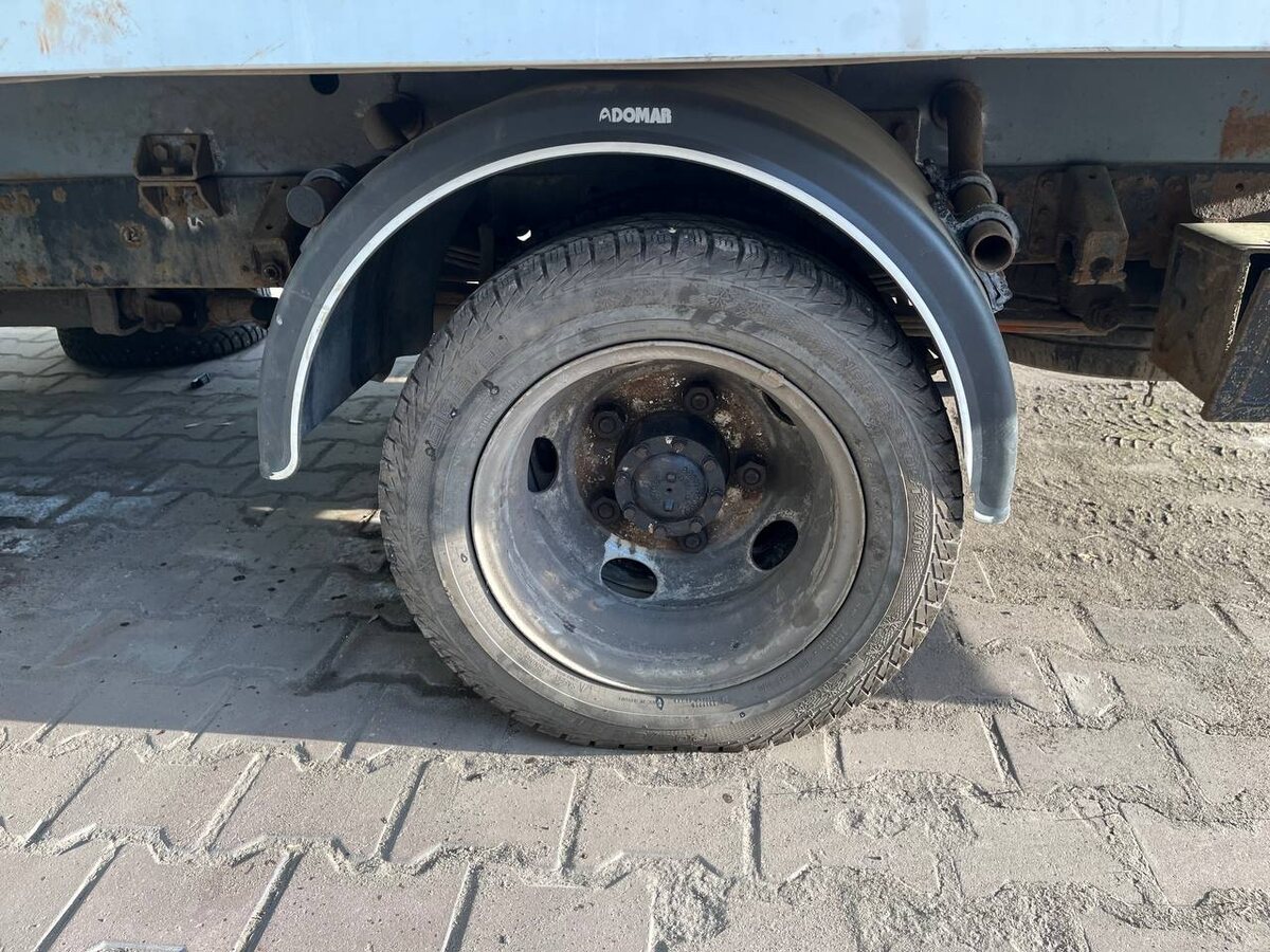 НЕ ЗАБЫВАЕМ, ЧТО КОЛЕСНЫЕ ГАЙКИ С ВОДИТЕЛЬСКОЙ СТОРОНЫ ИМЕЮТ ЛЕВУЮ РЕЗЬБУ!