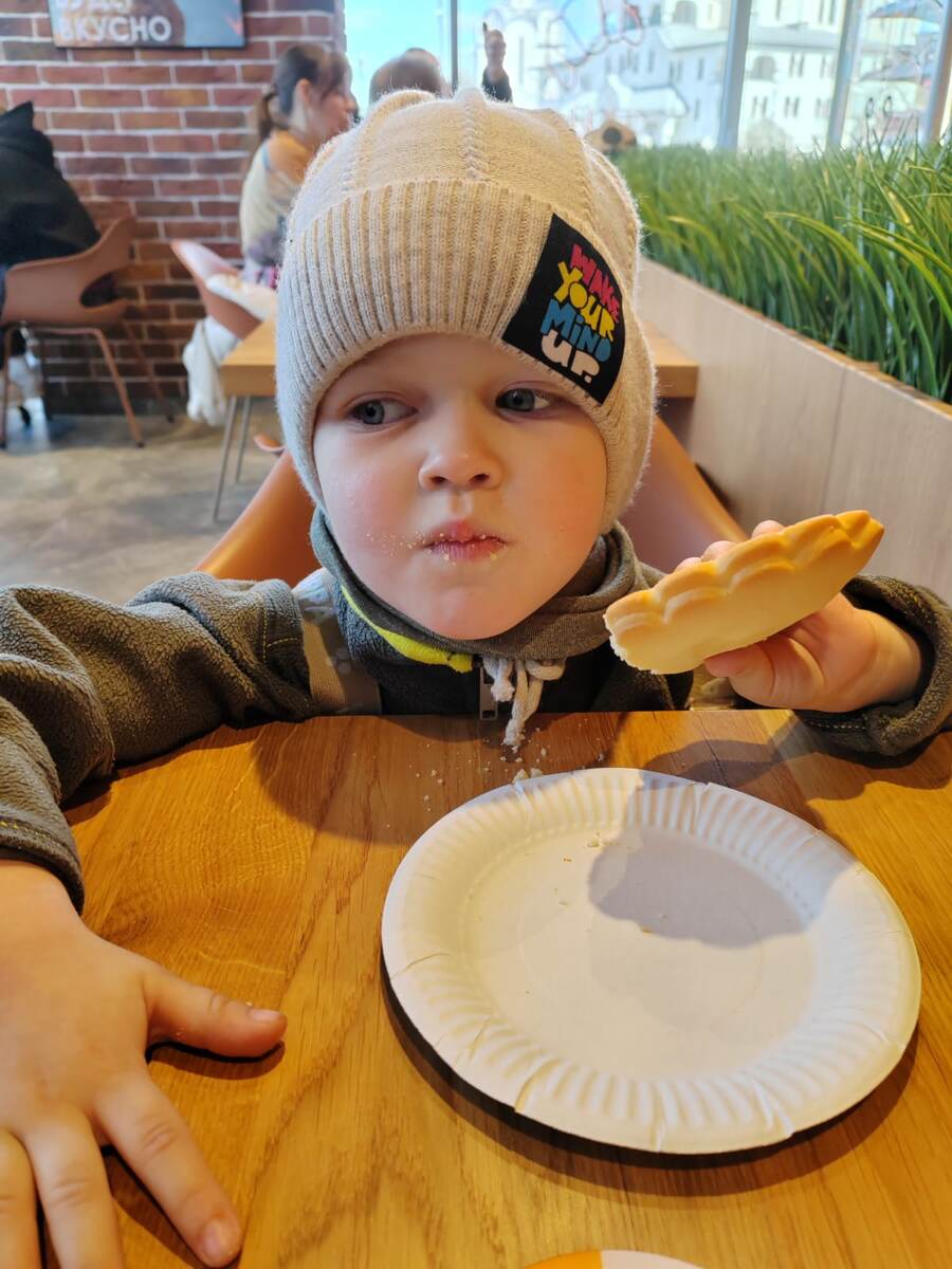 Паша уже по кафешкам ходит