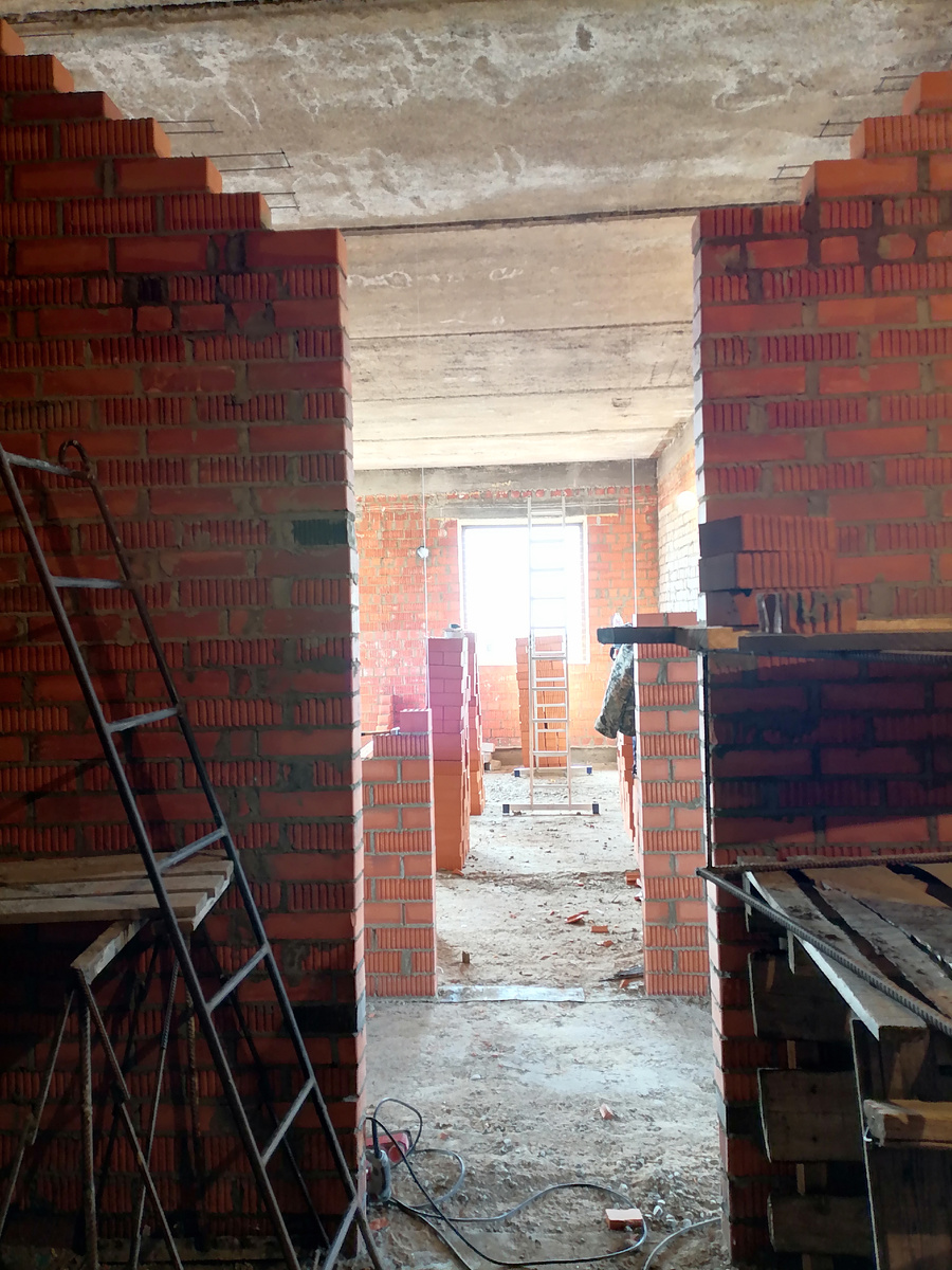 Кирпичная кладка по убегающей под перемычку