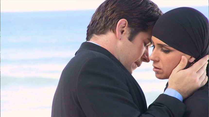    Фото: Кадр из телесериала «Клон», реж. Жайме Монжардим, Тереза Лампрея, Маркус Шехтман, Марсело Травессо, Марио Марсио Бандарра, 2001 г.