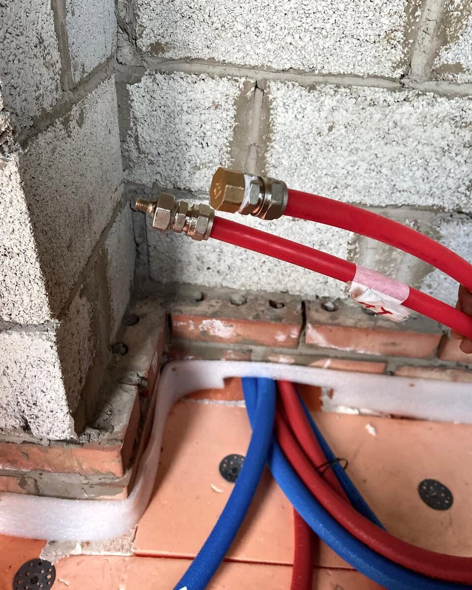 Один конец трубы заглушил, на чрез второй накачал давление