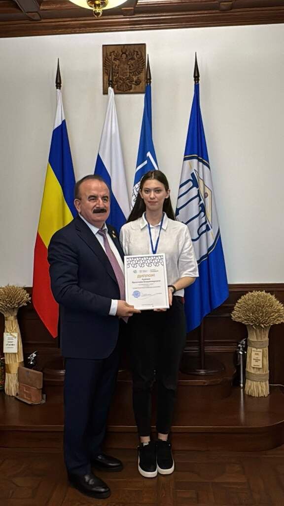    Ректор ДГТУ Бесарион Месхи вручает диплом победителя конкурса «Один день с ректором» одиннадцатикласснице из Миллерово Ярославе Крячко. Марина Кремлева