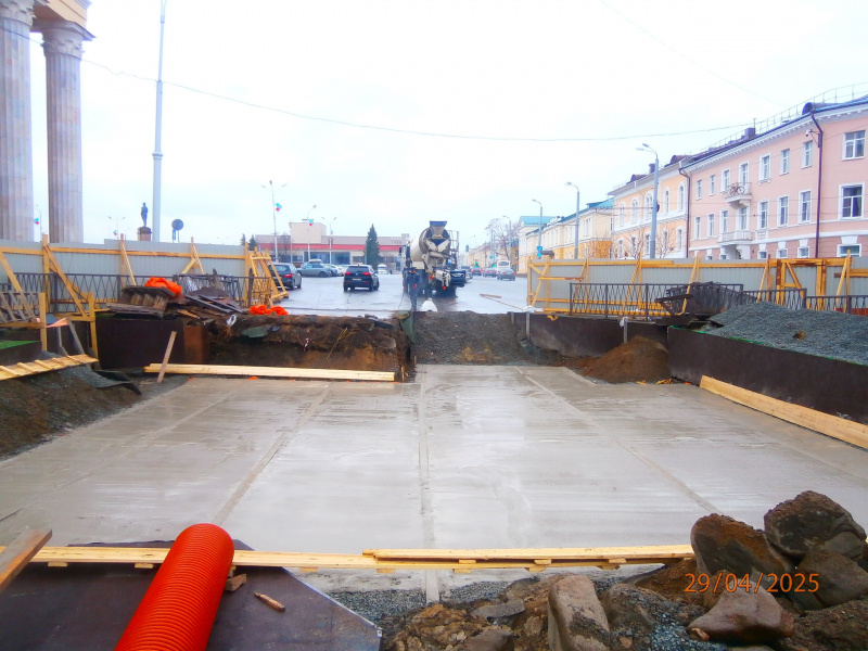    Рабочие готовят основание под часовней на площади Кирова в ПетрозаводскеВозрождение часовни св. Фаддея Петрозаводского / ВК