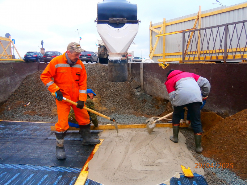    Рабочие готовят основание под часовней на площади Кирова в ПетрозаводскеВозрождение часовни св. Фаддея Петрозаводского / ВК
