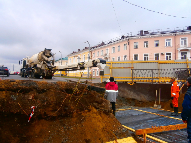    Рабочие готовят основание под часовней на площади Кирова в ПетрозаводскеВозрождение часовни св. Фаддея Петрозаводского / ВК