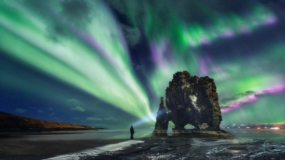    Редкая двойная вспышка на солнце подарила миру невероятное полярное сияние