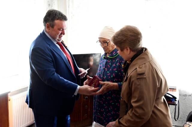    Ветерану войны, труженице тыла Анне Виноградовой вручили медаль к 80-летию Победы. Фото: Администрация города Зубцов