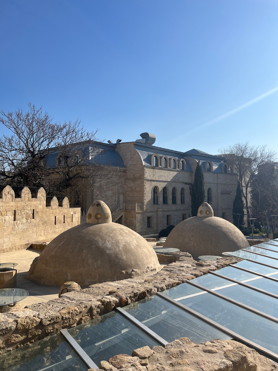 Подземная баня, Старый город, Баку (реконструированные купола). Фото автора.