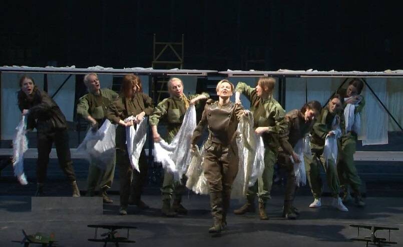 Подготовка к премьере спектакля "Небесный тихоход" на сцене театра им. М. Горького во Владивостоке