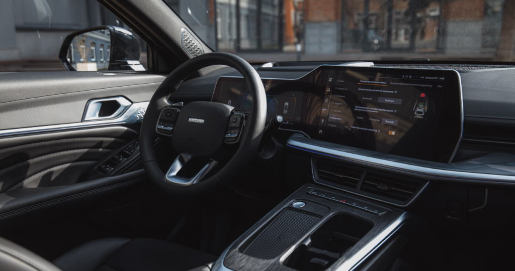Интерьер нового Haval F7x в российской спецификации.