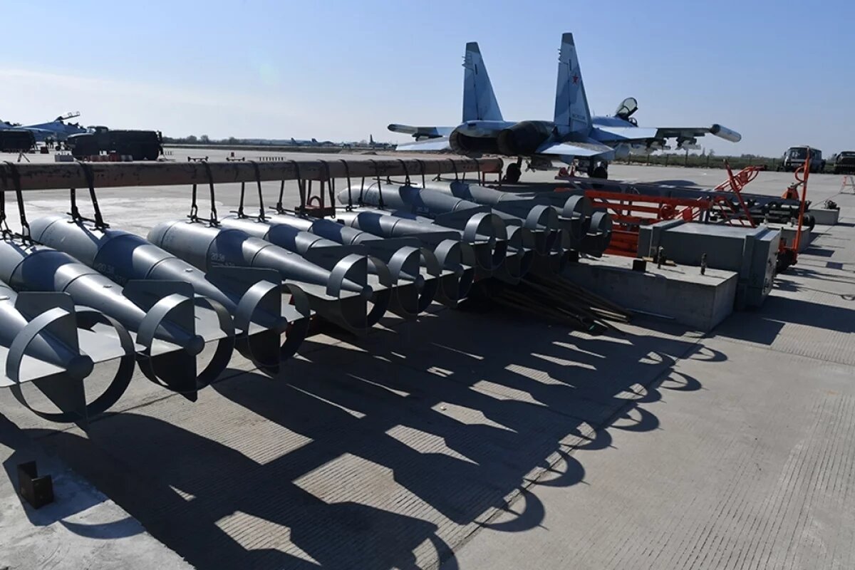    Авиабомбы на аэродроме, где базируются самолеты авиагруппы Восточного военного округа Вооруженных сил России.