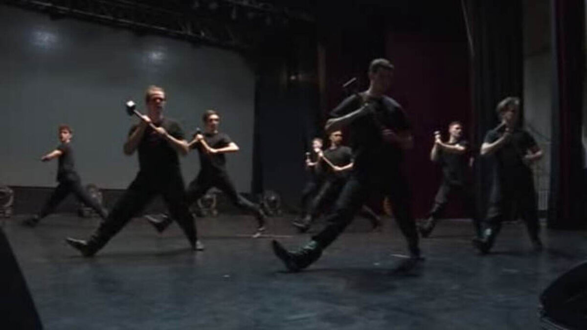    Курские танцоры отмечают свой праздник на сцене