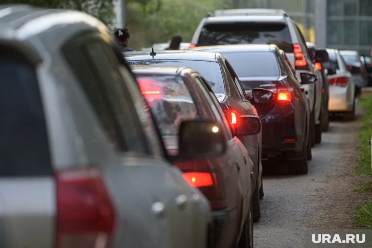 Пробка растянулась на пять километров
Фото: Илья Московец © URA.RU