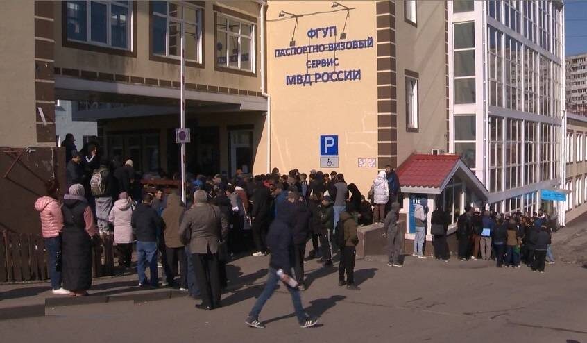Очереди у  паспортно-визового центра во Владивостоке