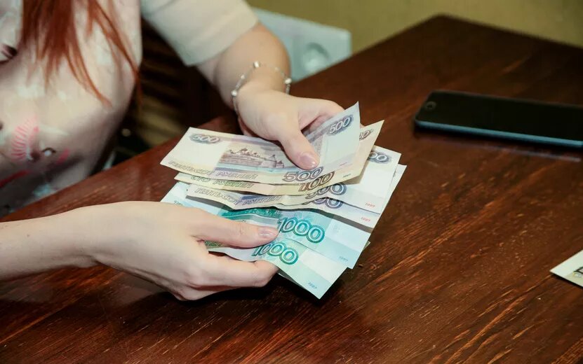    Жителям Удмуртии объяснили особенности оплаты труда в майские праздники