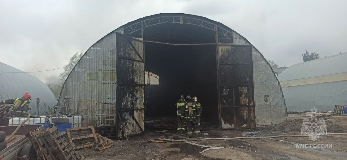    Огонь повредил обшивку ангара площадью 100 квадратных метров