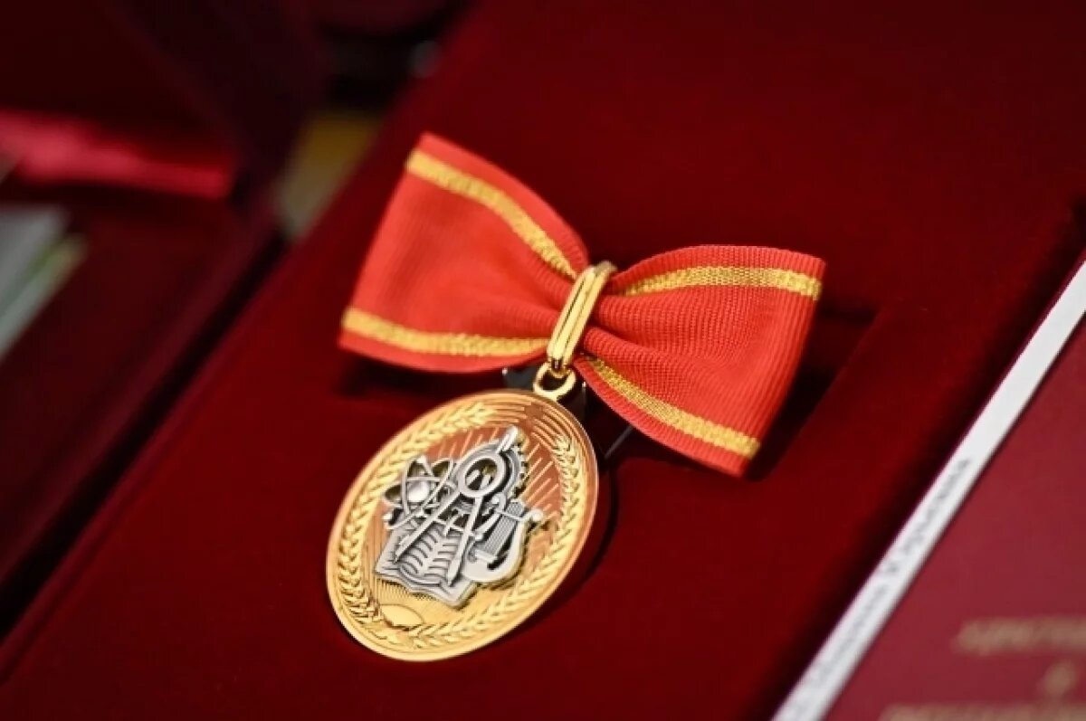    Михаил Котюков в преддверии 1 Мая наградил жителей Красноярского края