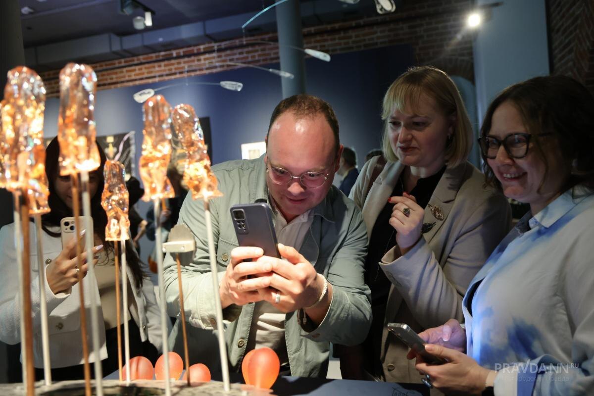    Посетители стремятся разгадать смыслы экспонатов выставки