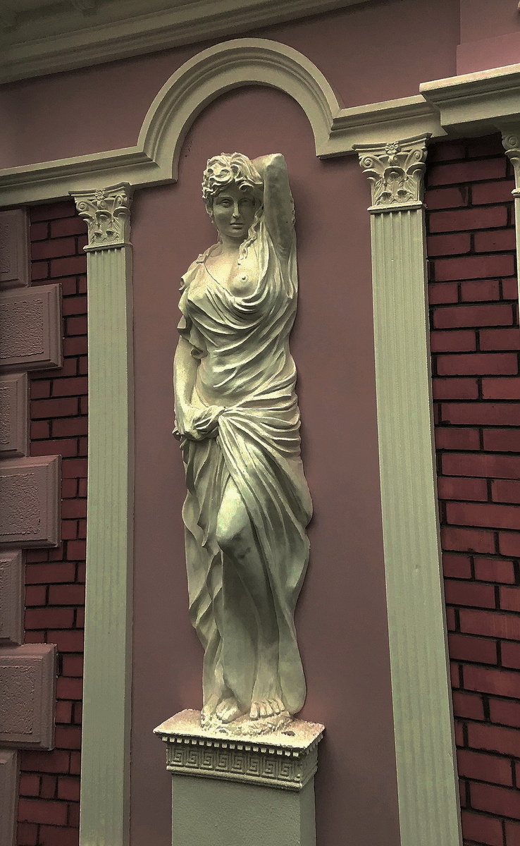 Кариатида, украшает фасад дома