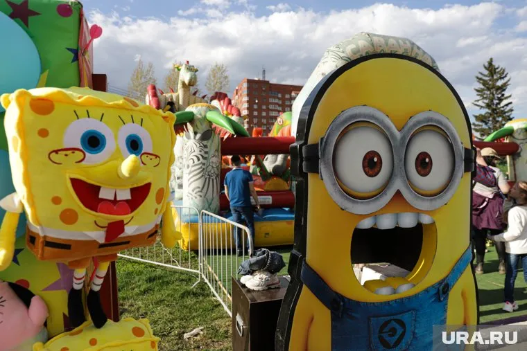 Евгений Зайцев обиделся за то, что его сравнили с Губкой Бобом (на фото слева)
Фото: Размик Закарян © URA.RU