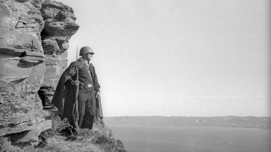Часовой в скалах, Евгений Халдей, г. Мурманск, 1942 г., источник: russiainphoto.ru