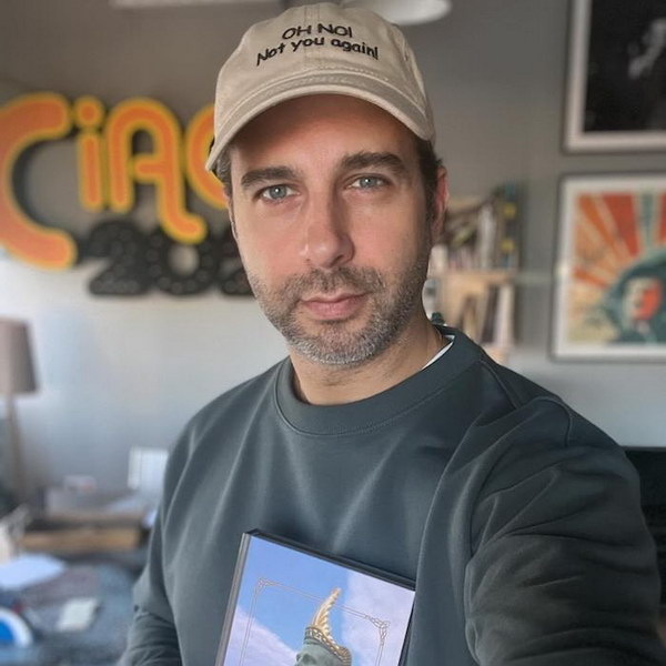     Иван Ургант вернулся в Москву после мировых гастролей