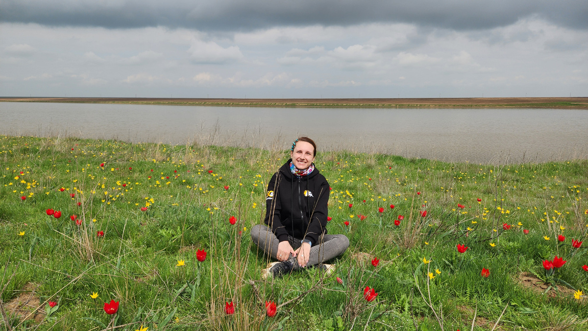 Олеся, автор канала "МятНые кеды", в цветущих степях Калмыкии. Апрель 2025 года