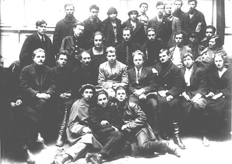 С.А. Есенин с членами литературного кружка при газете "Бакинский рабочий". (Баку. Апрель, 1925). Источник изображения: https://azerhistory.com