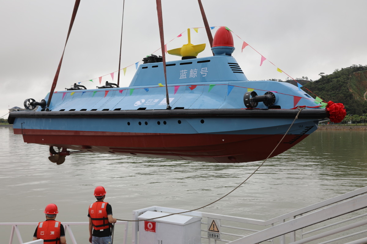 28 апреля 2025 года в Чжухае, провинция Гуандун, на юге Китая, был спущен на воду «Голубой кит» — новейшее высокоскоростное подводное беспилотное надводное судно. Спуск на воду знаменует собой значительный прорыв в морских технологиях Китая и указывает на важный шаг вперёд в развитии интеллектуального океанического оборудования. [Фото/Синьхуа]