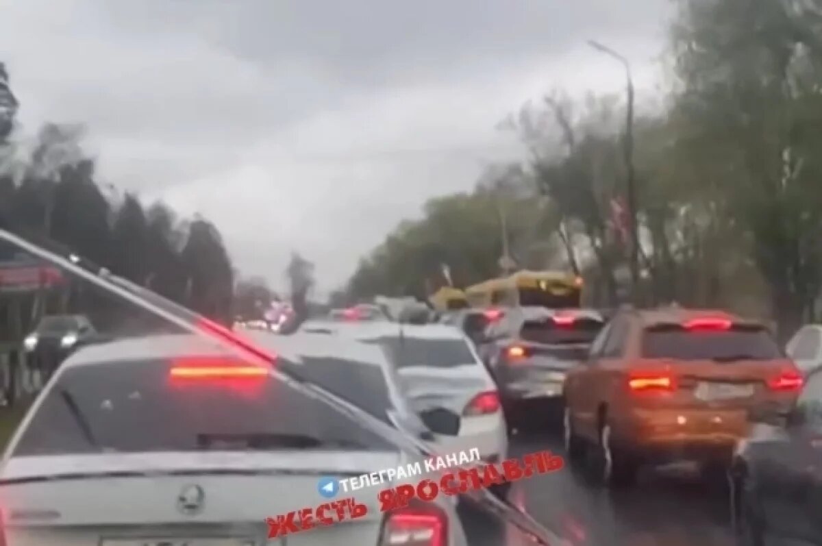    В Ярославле на проспекте Авиаторов образовалась пробка