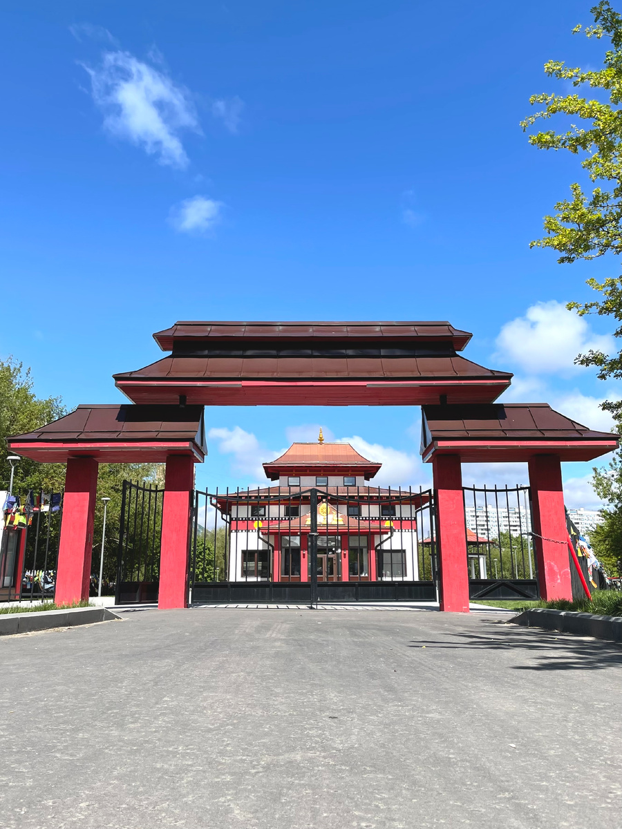 Главные ворота, за которыми виден Дацан (храм)