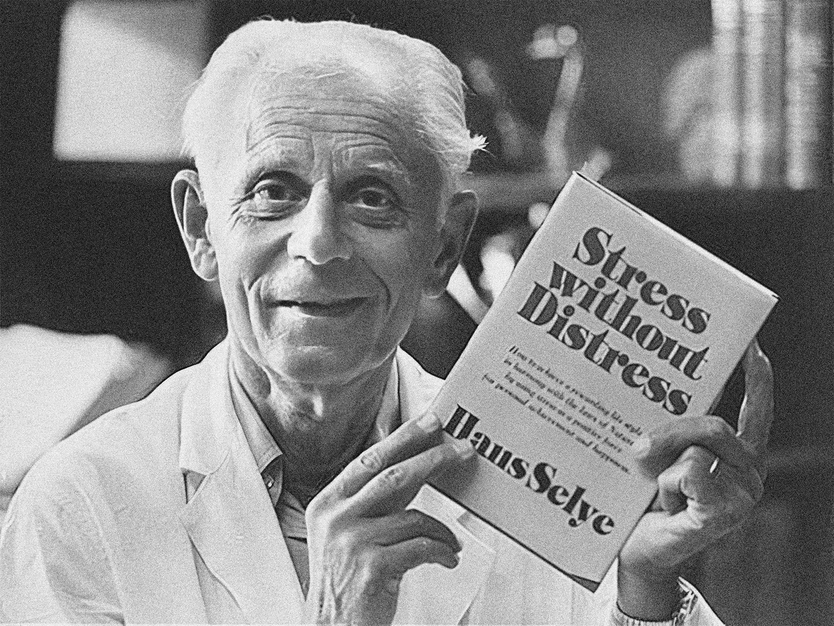 Ганс Хуго Бруно Селье с книгой «Стресс без дистресса»