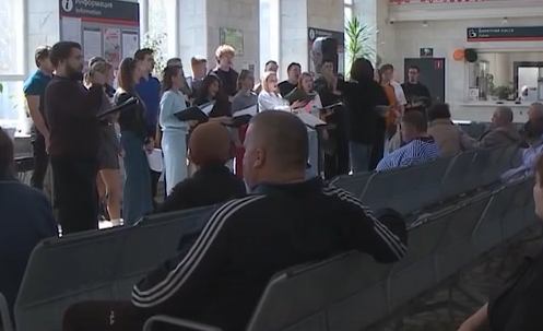     Песни и музыка военных лет звучат на железнодорожных вокзалах и станциях