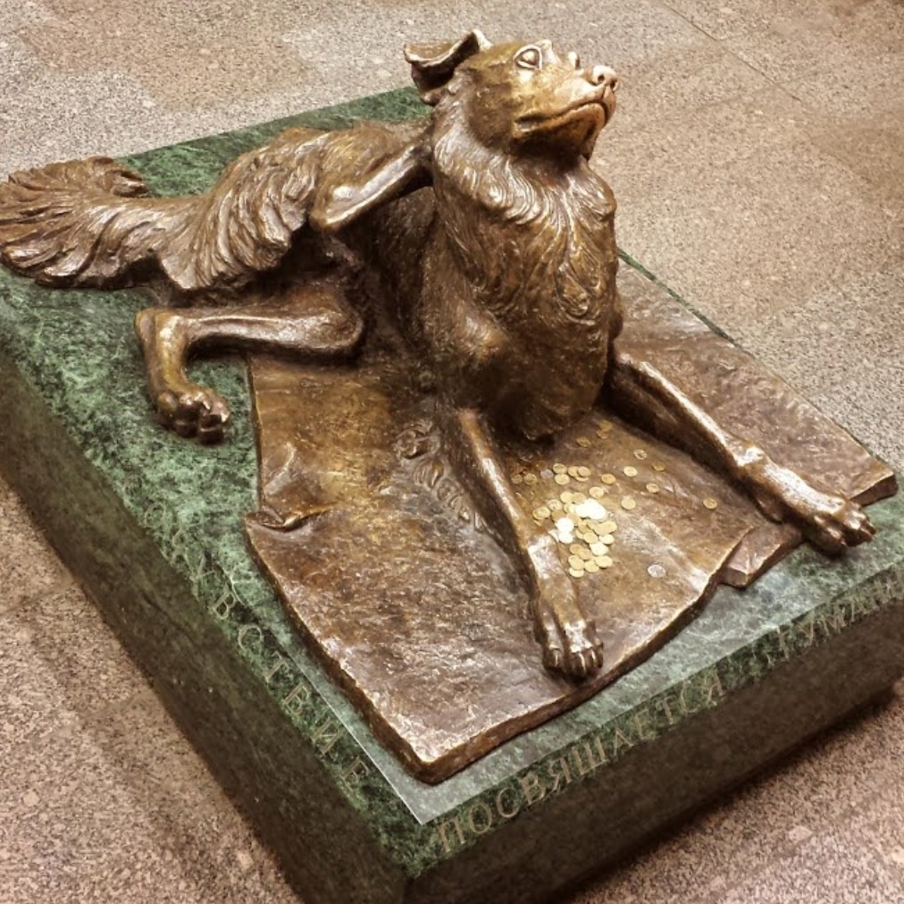 Homenaje a un perrito en el metro moscovita. 