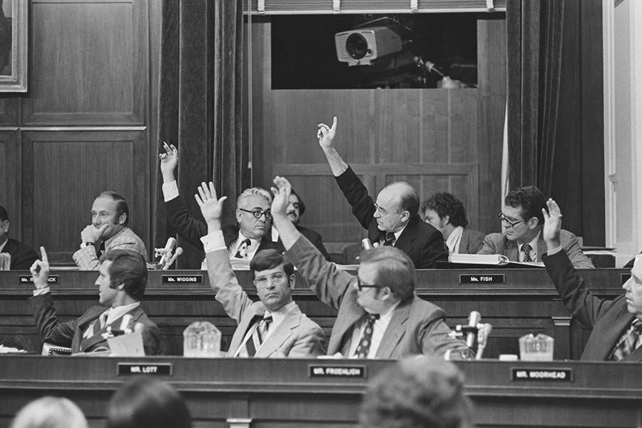 Keystone / Hulton Archive / Getty Images📷Заседание комиссии по импичменту судебного комитета, которая собралась для заслушивания доказательств, касающихся Уотергейтского скандала, в Вашингтоне, округ Колумбия, 29 июля 1974 года, выводы комиссии в конечном итоге привели к импичменту президента Никсона