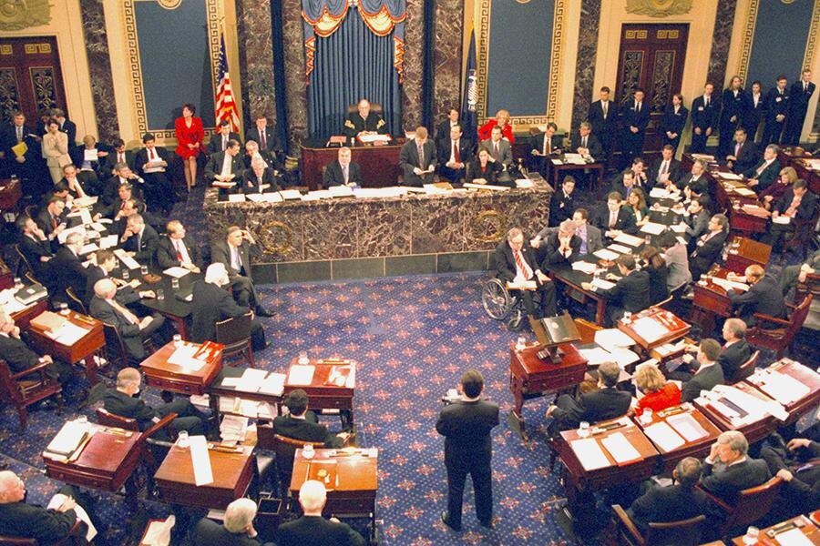 Getty Images📷Сенат Соединенных Штатов голосует по статьям импичмента и оправдывает президента Клинтона