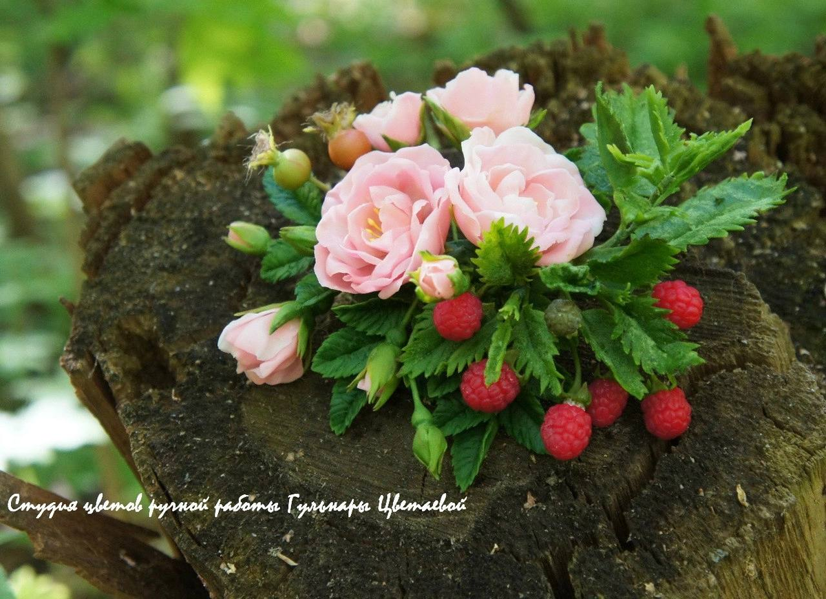 Заколка из цветов и ягод шиповника , дополняет их сладкая малина и листья жгучей крапивы