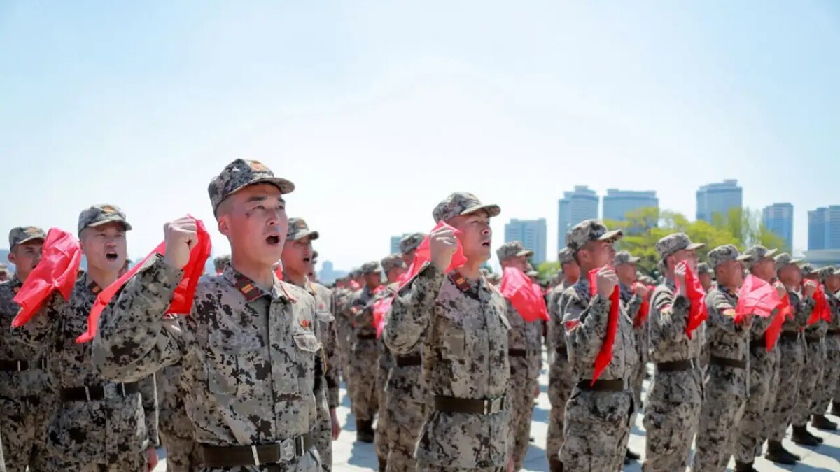    Северокорейские военнослужащие.