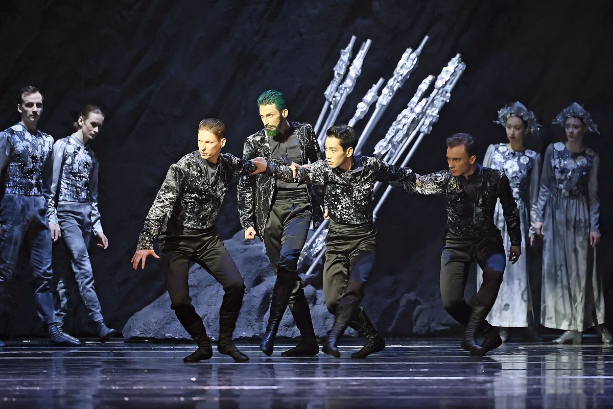 Сцена из балета "Каменный цветок" (хор. А. Пимонова). Источник фото: rg.ru.