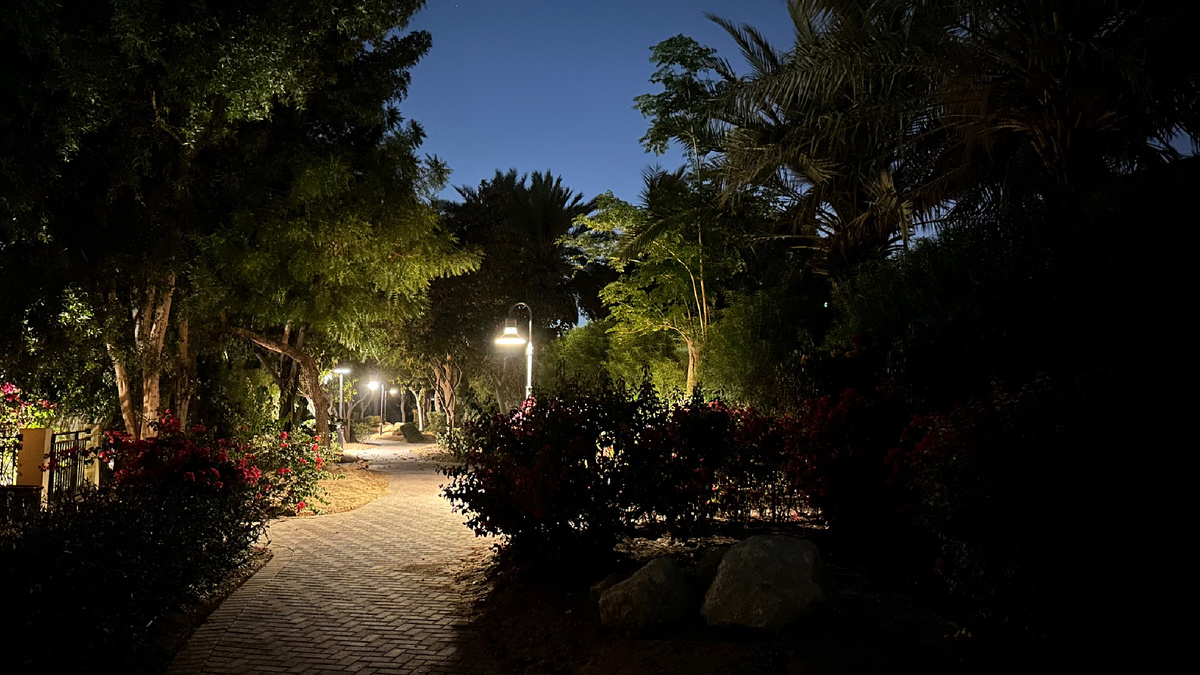 Улица в спальном районе Дубая. В Акшая Тритью всем нашим делам будто прокладывается ровная освещенная дорога. Фото автора