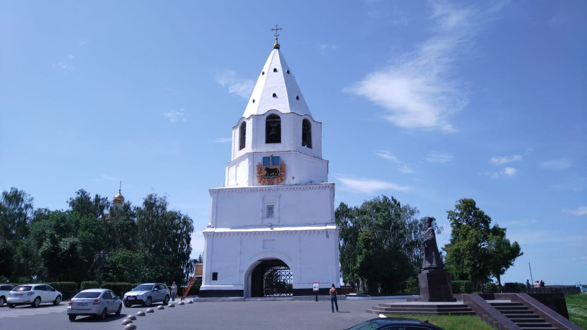 Вид на Спасскую башню площади рядом с кремлём. Это первое, что вы увидите, когда подъедете на общественном или личном транспорте. За кремлём открывается вид на Волгу