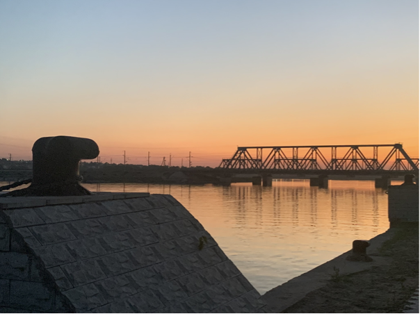 В закатное время на набережной всегда особый свет, который отражается в спокойной глади воды