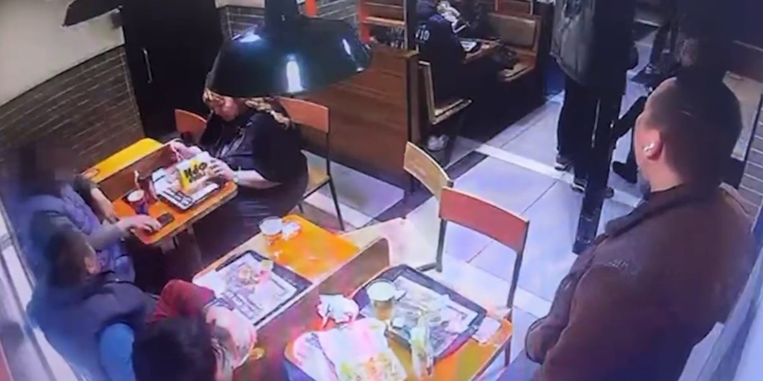 Приехали на заработки, но по очереди таскали девочку в туалет. Мать ничего не поняла?