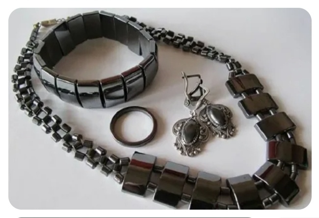 Украшения из гематита. Фото из свободного доступа. 