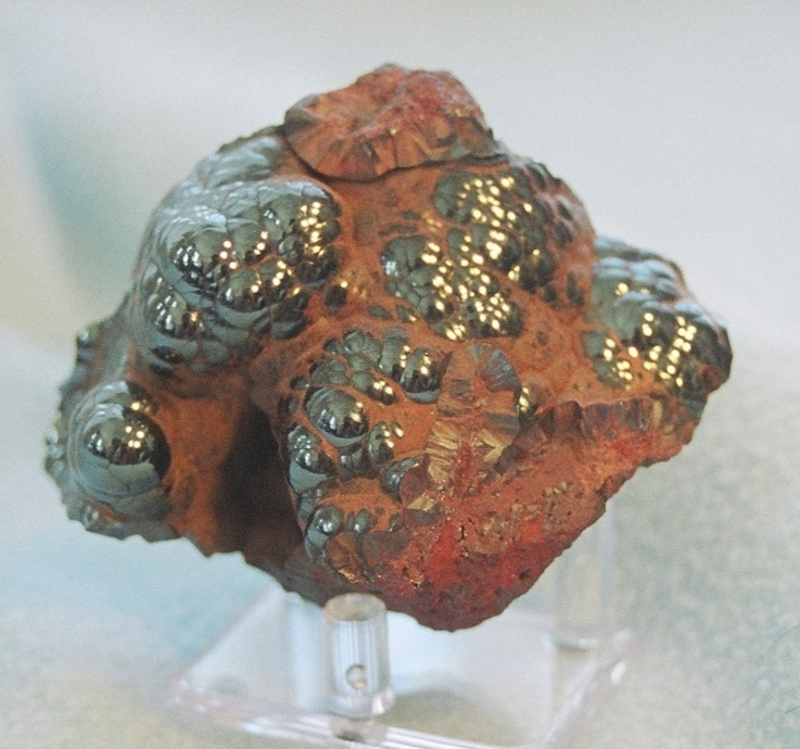 Гематит в породе. Фото из свободного доступа. 